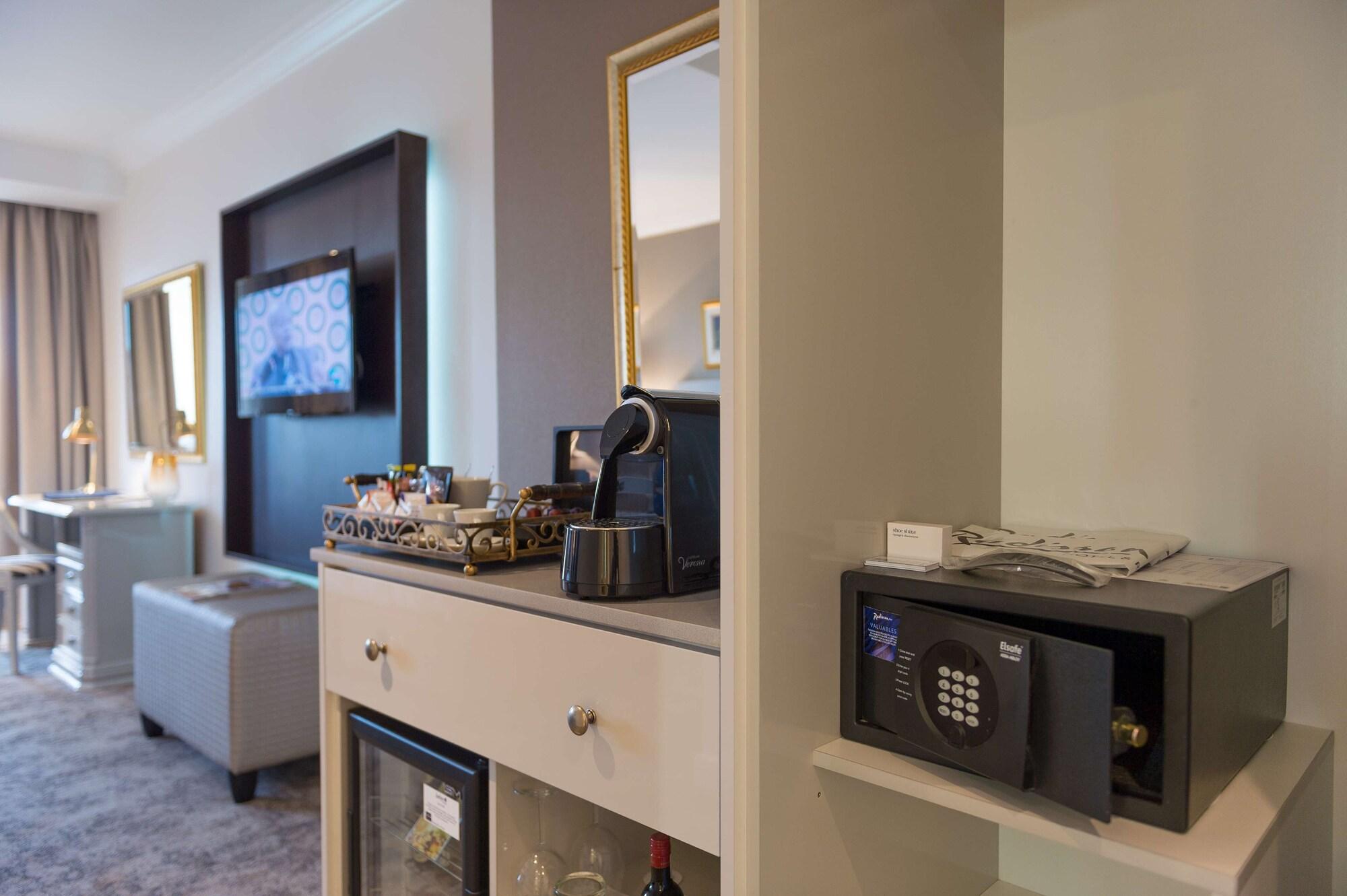 Hotel Le Vendome Le Cap Extérieur photo A safe in a hotel room