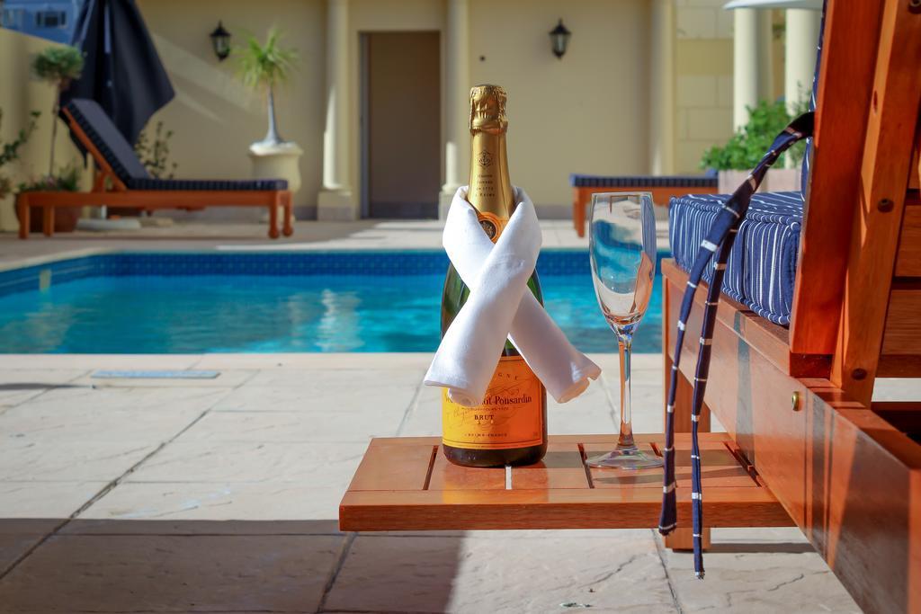 Hotel Le Vendome Le Cap Extérieur photo A bottle of Veuve Clicquot