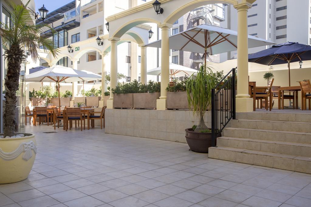 Hotel Le Vendome Le Cap Extérieur photo The hotel's courtyard