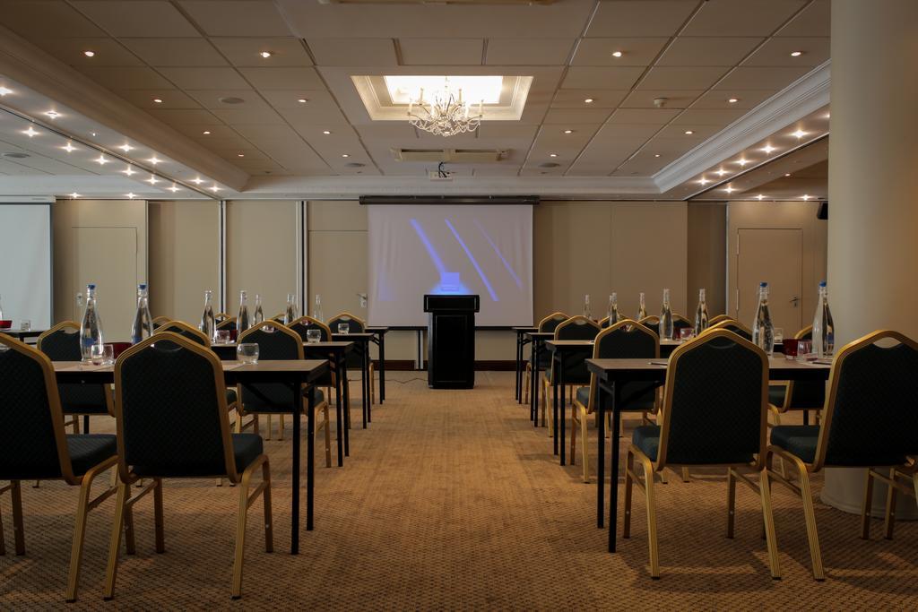 Hotel Le Vendome Le Cap Extérieur photo A meeting room at the hotel