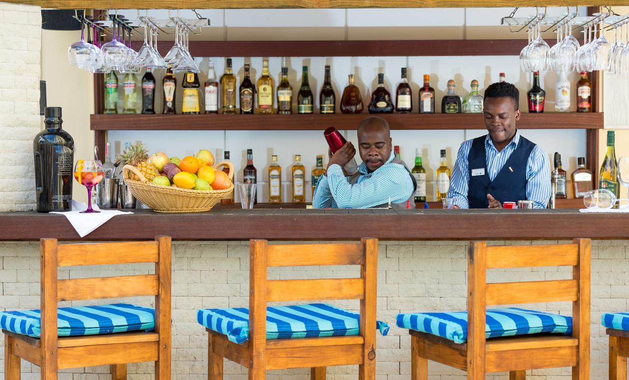 Hotel Le Vendome Le Cap Extérieur photo A bar in Kenya