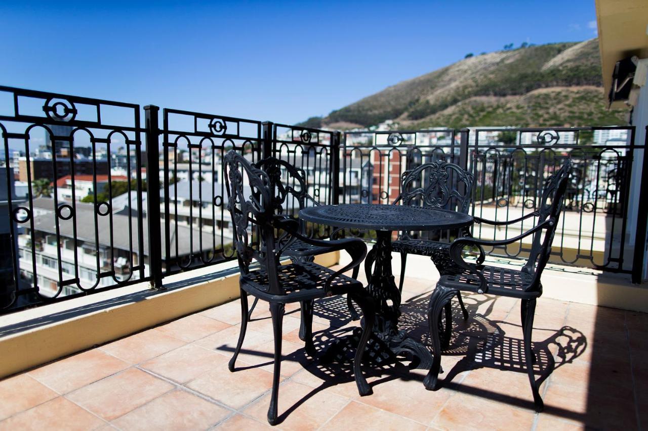 Hotel Le Vendome Le Cap Extérieur photo A wrought iron patio set